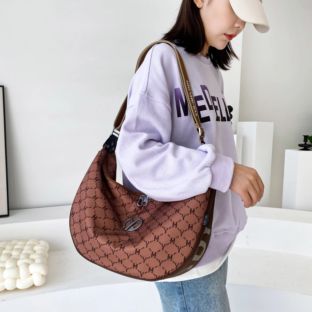 EVB619字母女包百搭休闲斜挎包饺子包潮流休闲单肩斜挎包