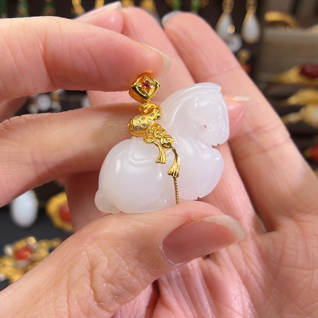 颈饰18K金镶嵌和田玉