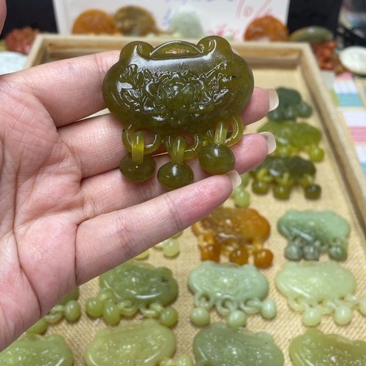 我***y合金蛇纹石玉颈饰