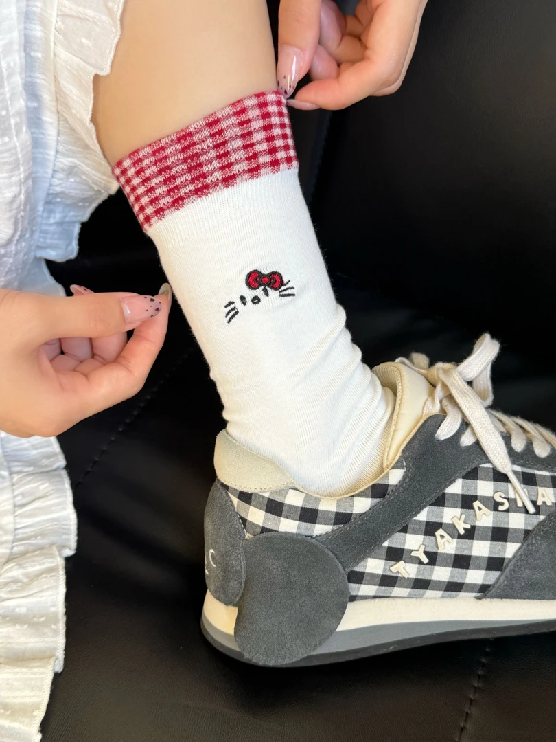 Hello Kitty红格拼接袜子女爆款秋季刺绣卡通袜个性感女士中筒袜