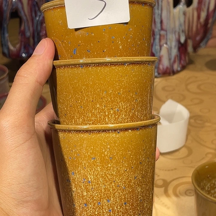 留***月钧瓷瓶身的装饰是一