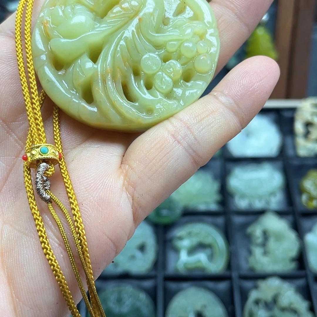 蛇纹石玉未镶嵌颈饰