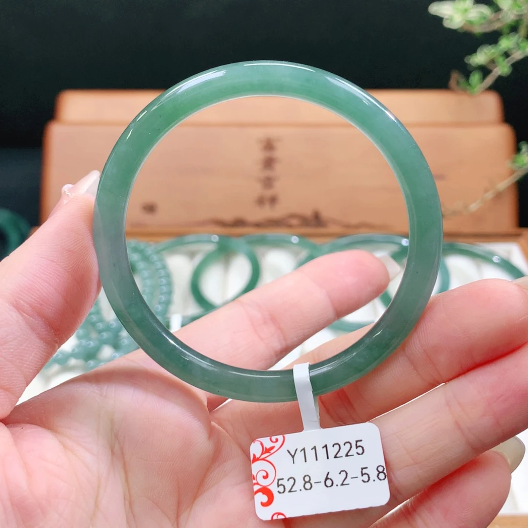 翡翠手镯未镶嵌天然