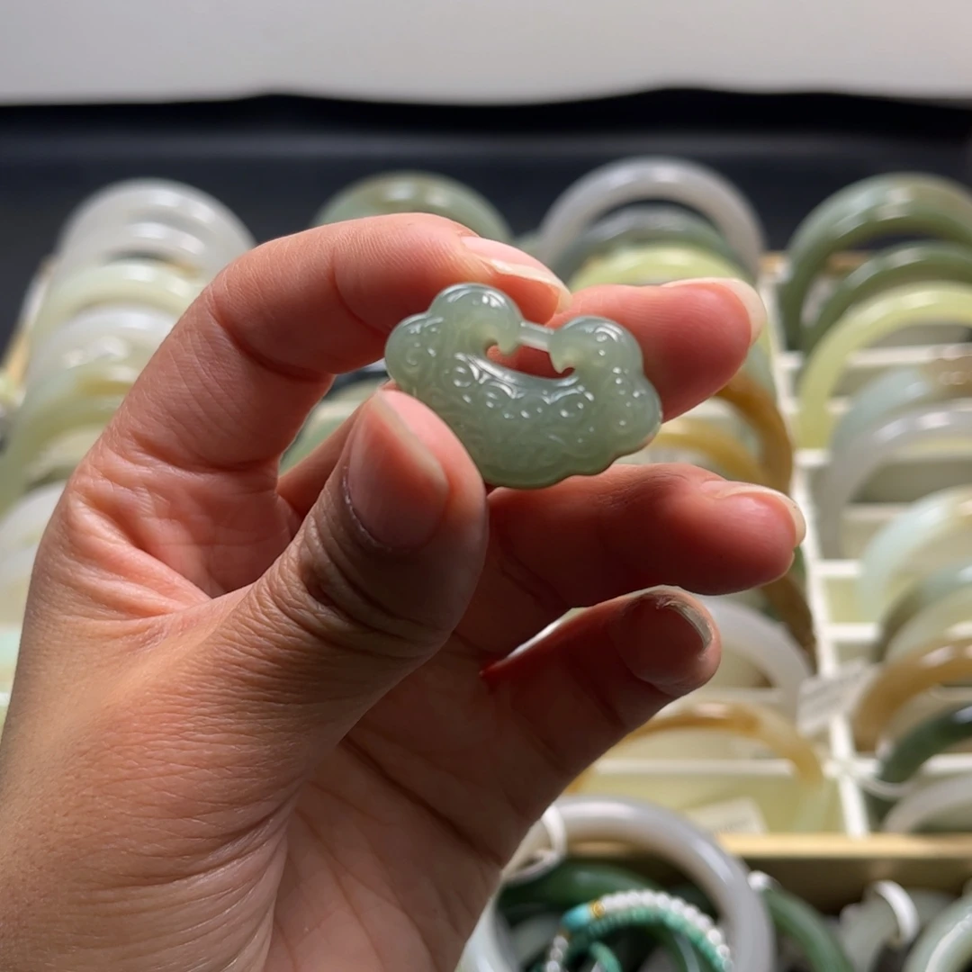 和田玉未镶嵌吊坠(赠链)