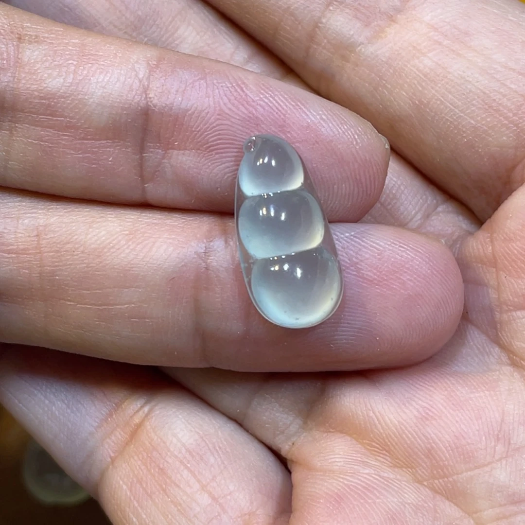 翡翠未镶嵌颈饰豆子