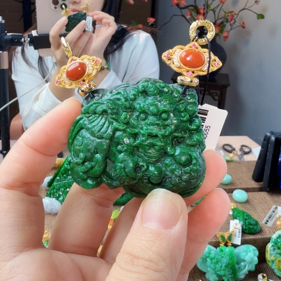 翡翠未镶嵌吊坠(赠链)