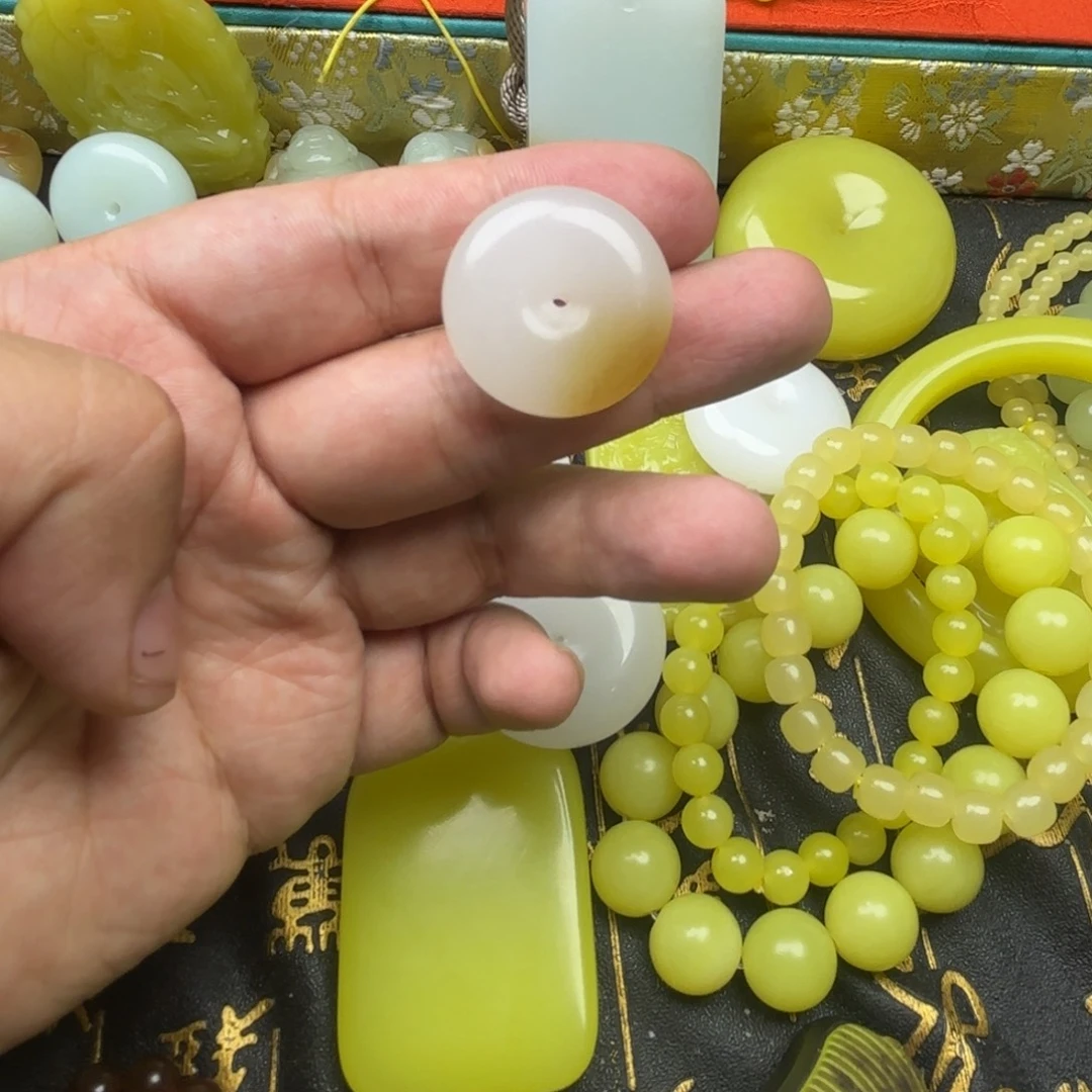 ，****布新疆糖白小平安扣