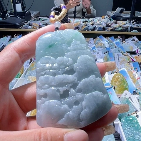 翡翠未镶嵌颈饰一个