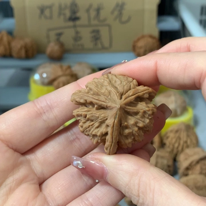 中***家文玩核桃吊坠异形单只，有瑕疵