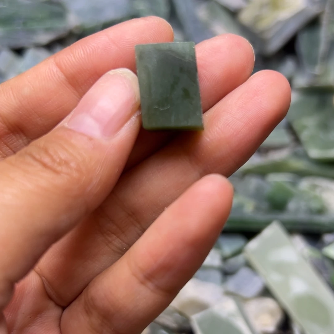 芯***片和田玉未镶嵌颈饰