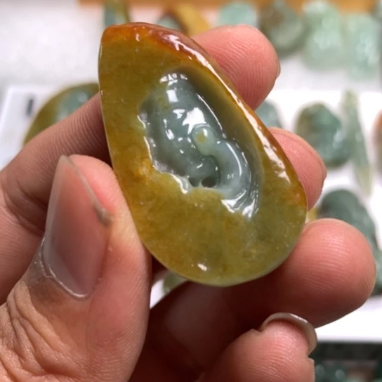 翡翠颈饰未镶嵌。*翡翠