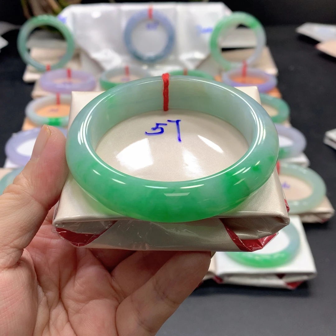 翡翠手镯未镶嵌57圈口