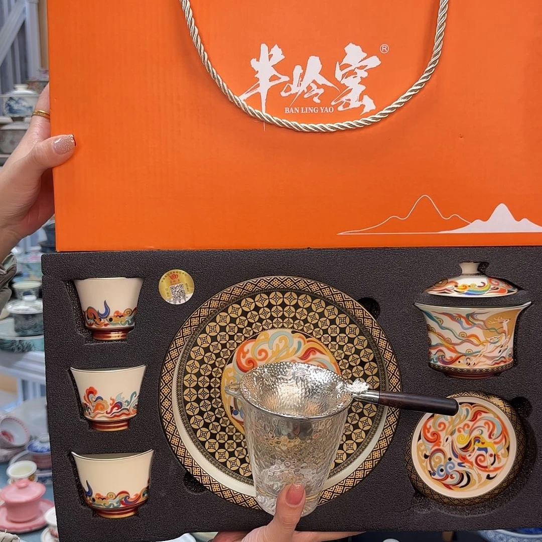 盖碗里放入适量的水