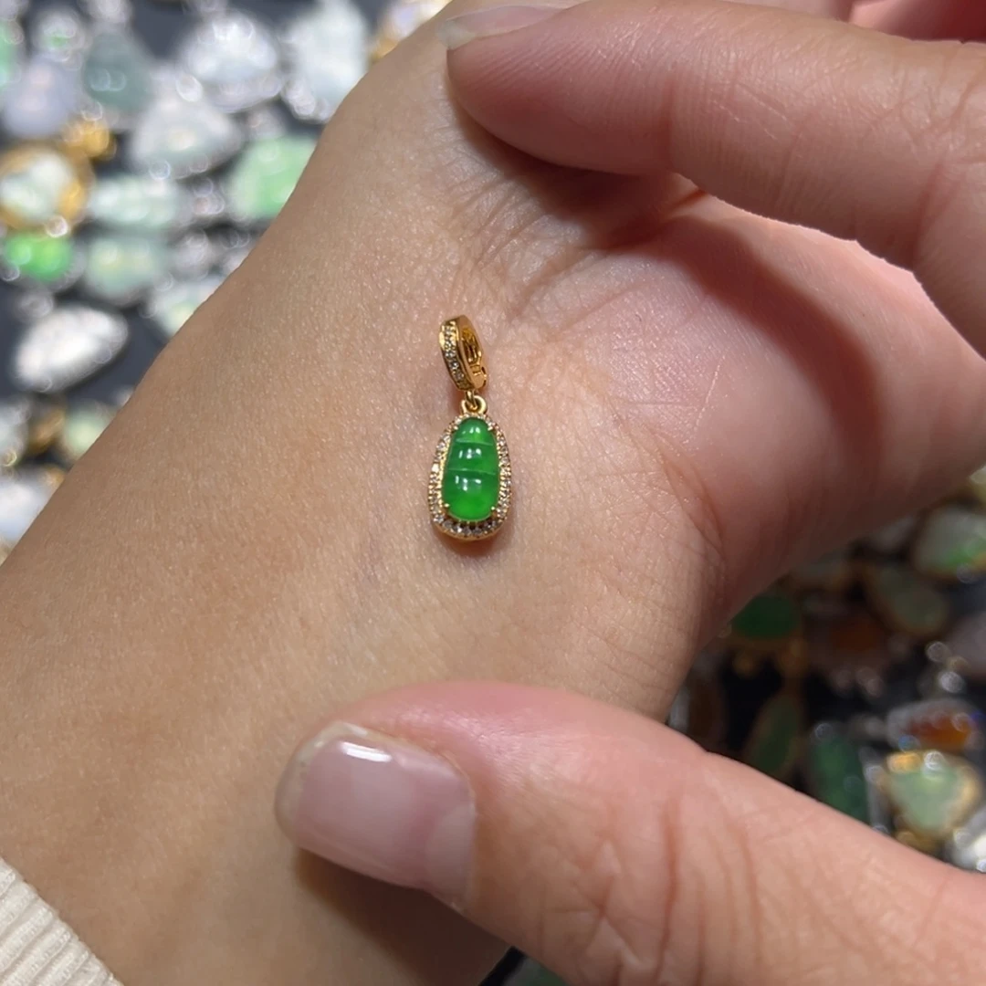 翡翠颈饰18K金镶嵌大****板吊坠