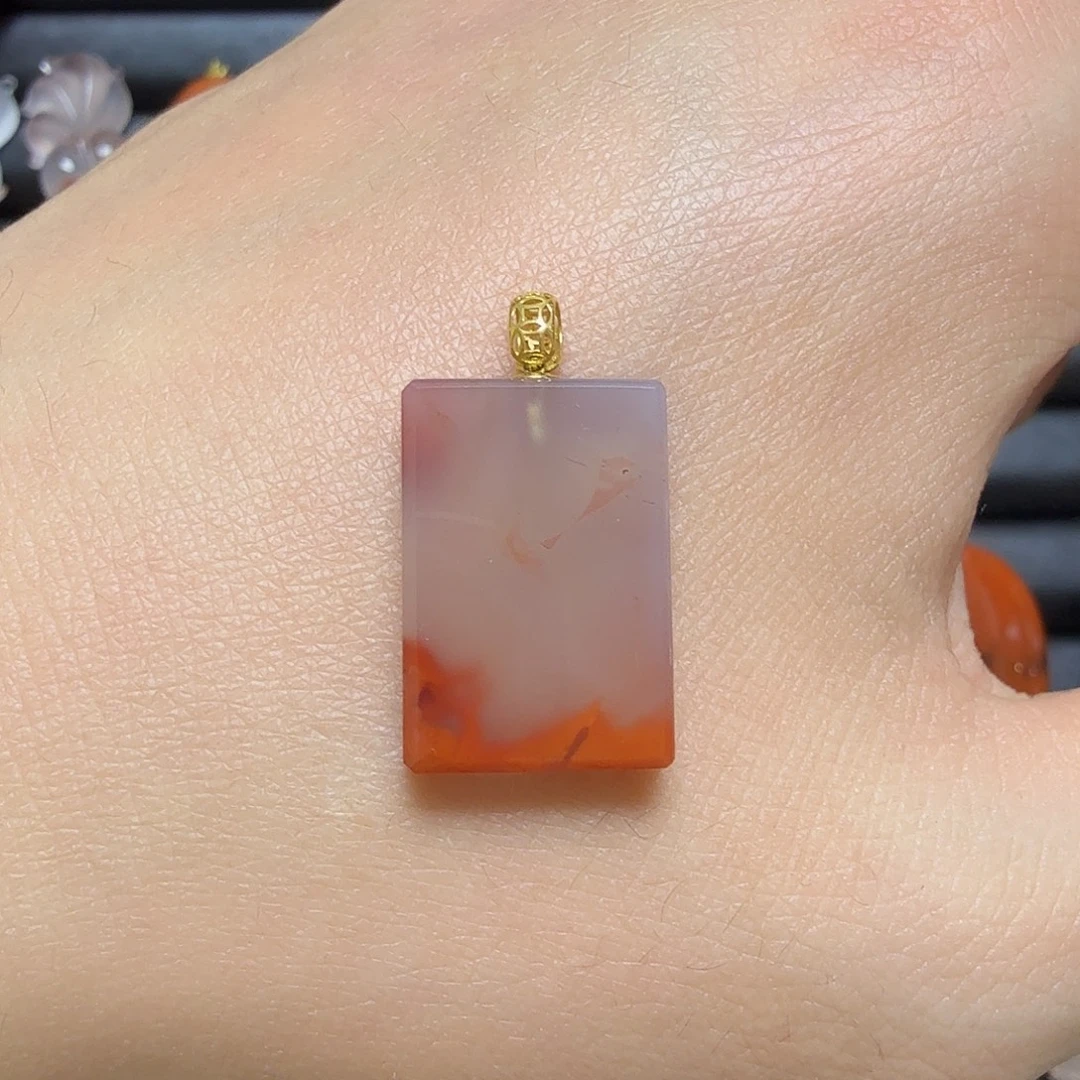 南红玛瑙18K金镶嵌川料瓦西原矿无优化冰飘无事牌锁骨吊坠3.5g