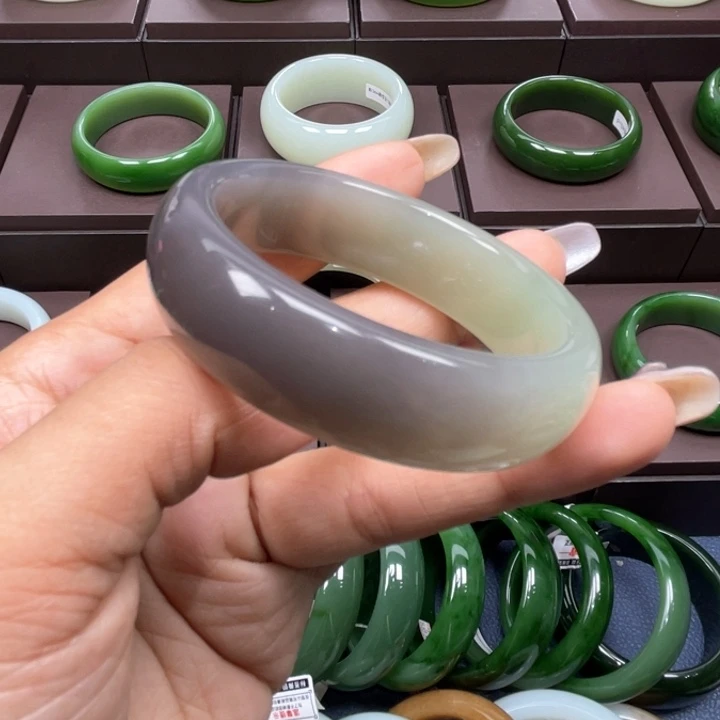 和田玉未镶嵌手镯