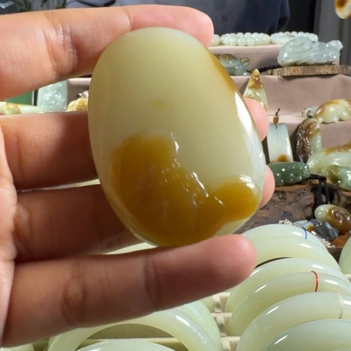 颈饰未镶嵌和田玉（糖玉）