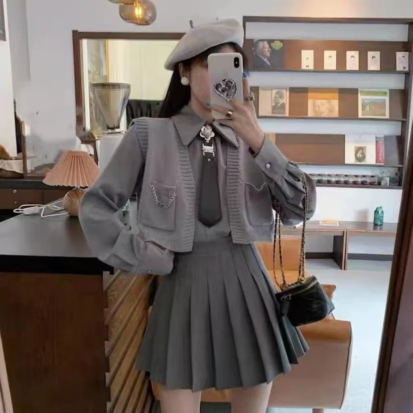 秋季套装女2025年新款学院风时尚减龄针织马甲配衬衫百褶裙三件套