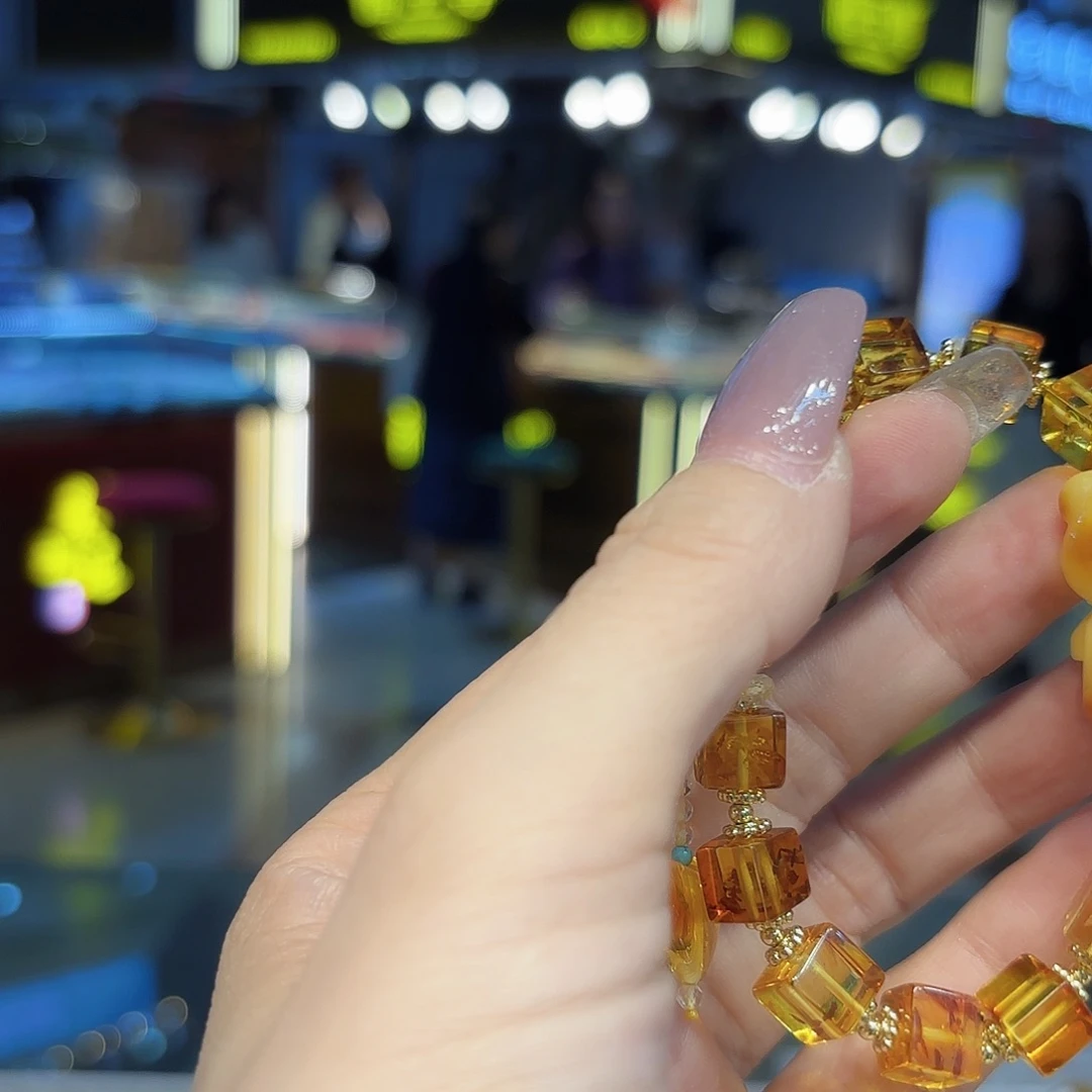 琥珀未镶嵌颈饰琥珀