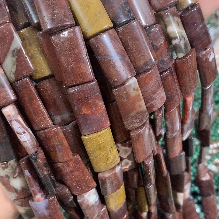 一条红一丁长方形带晶洞