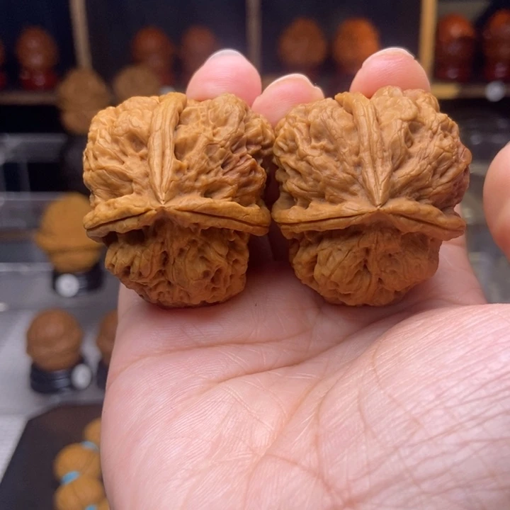 余***生文玩核桃吊坠110舍利塔三棱