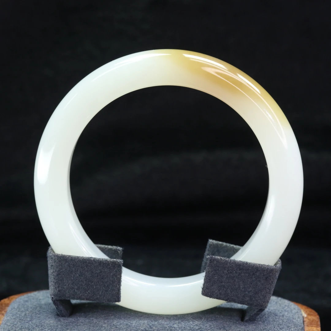 15和田玉且末糖白手镯/800300保利厦门拍卖