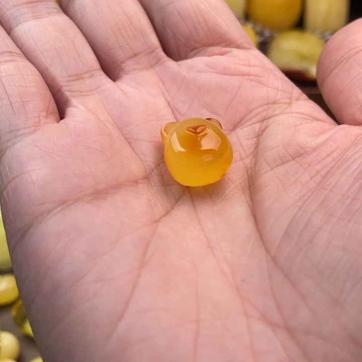 琥珀未镶嵌颈饰如图