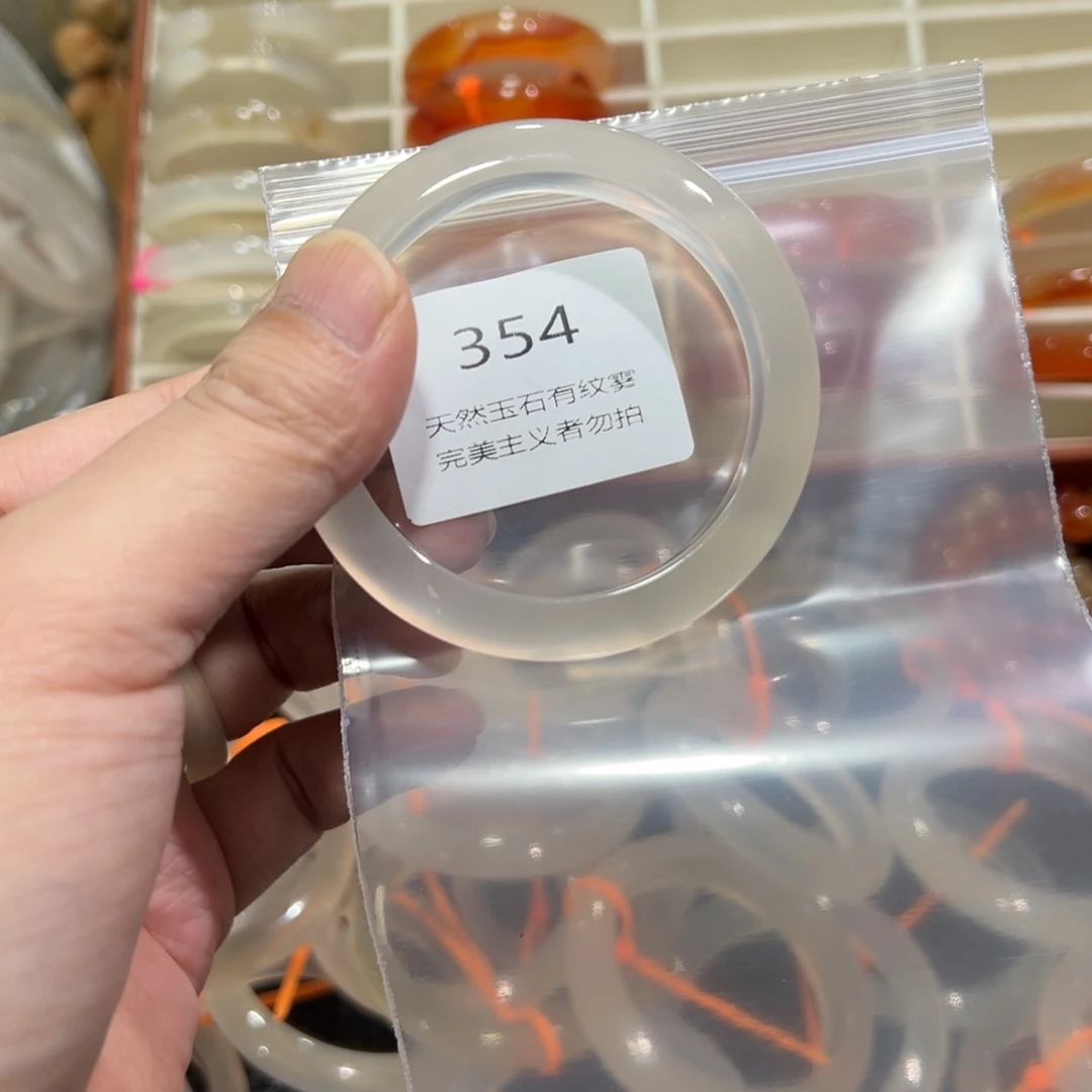 奔***.玛瑙/玉髓未镶嵌手镯54有包容