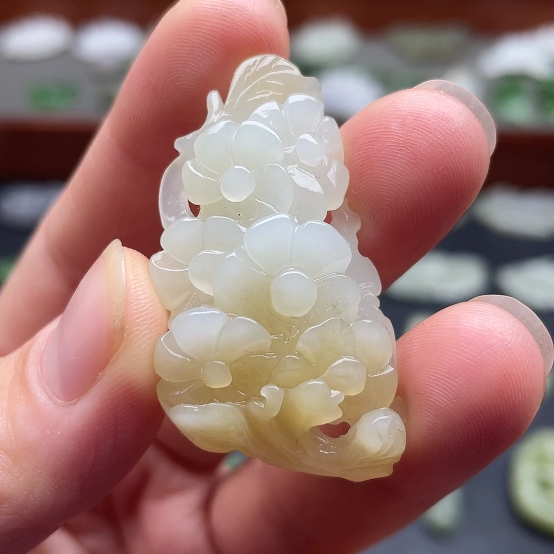 和田玉未镶嵌颈饰梅花吊坠