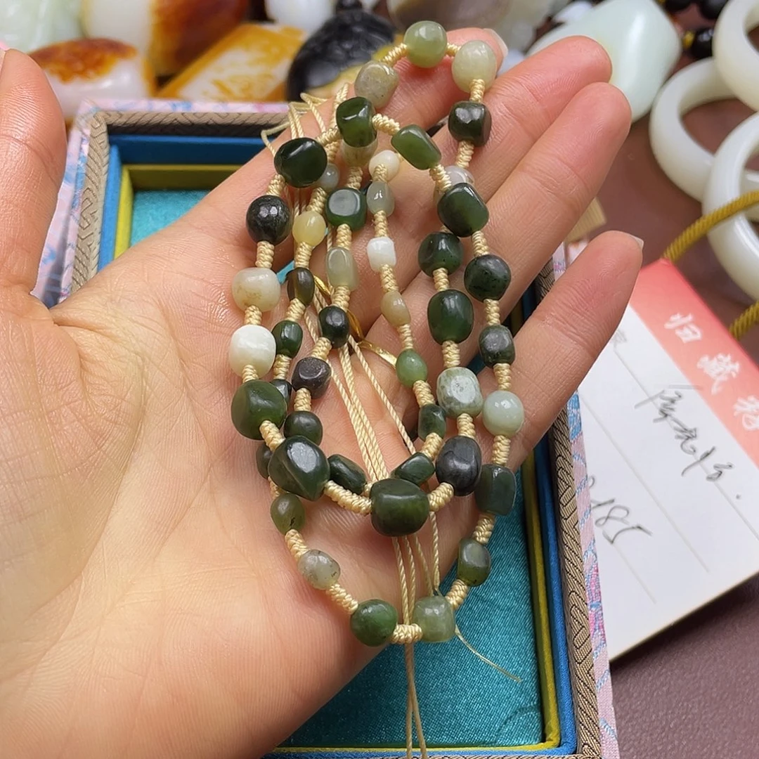 侯***师和田玉未镶嵌颈饰