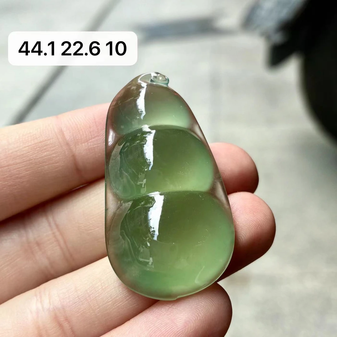 天然a货缅甸翡翠自然光玻璃底晴水纯净饱满豆子吊坠