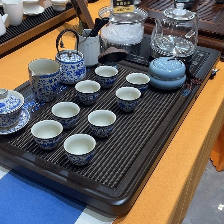 茶盘里还有一些蔬菜的香气让