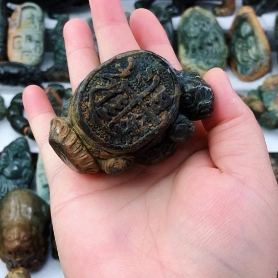 未镶嵌岫岩河磨玉（透闪石质玉）把件