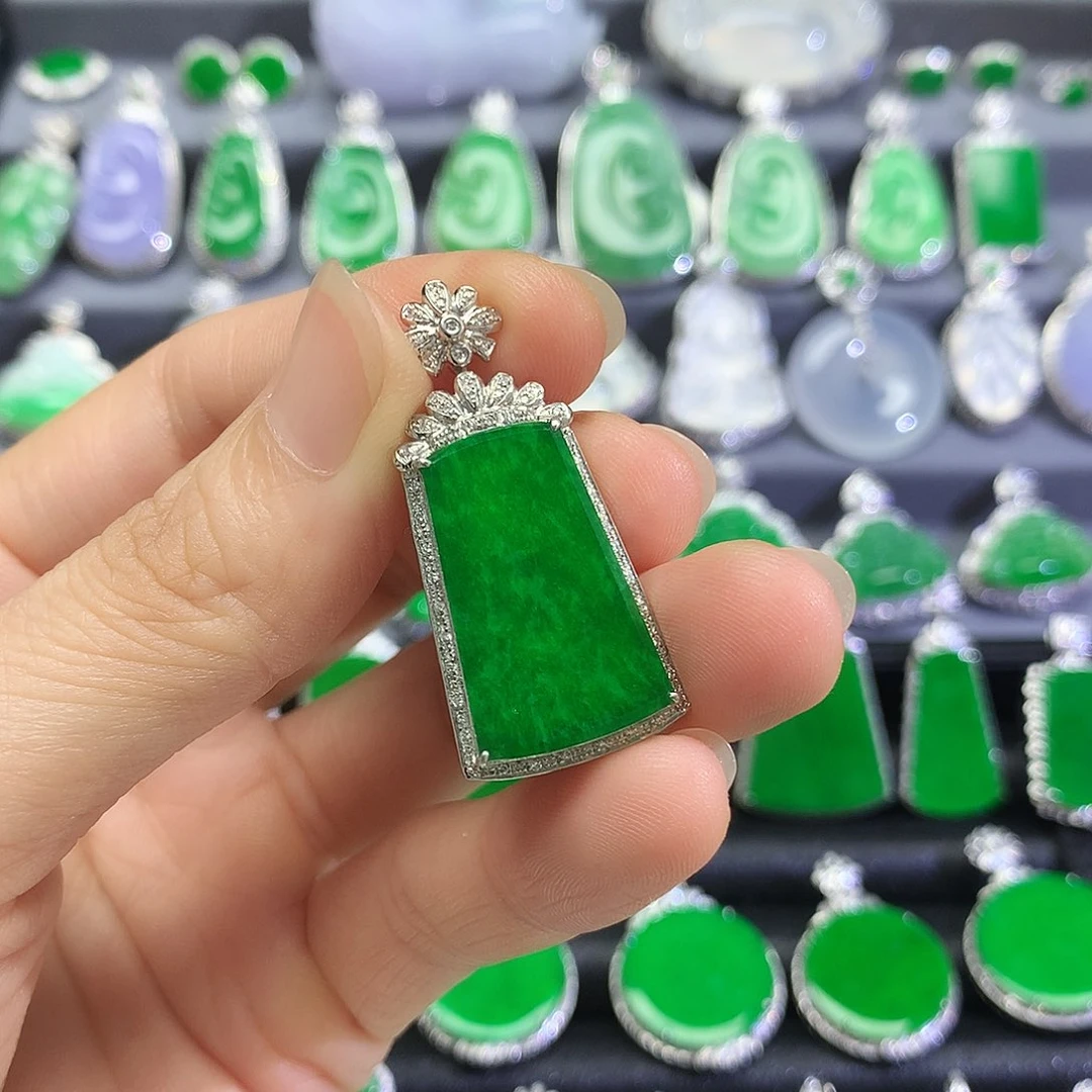 颈饰18K金镶嵌翡翠俩**妈吊坠