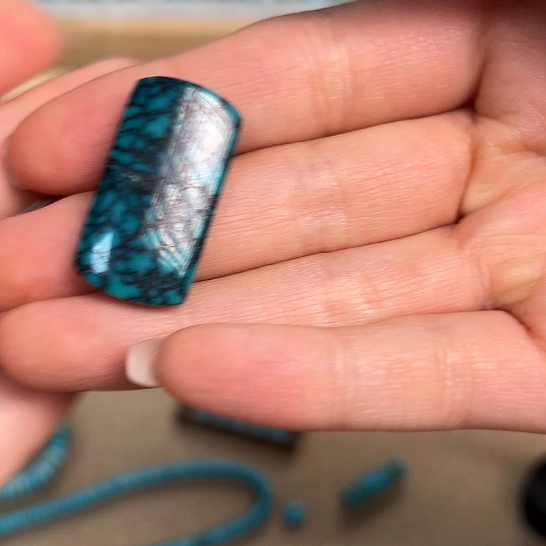 绿松石未镶嵌颈饰