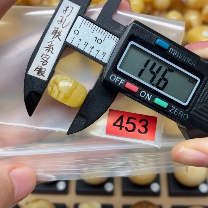 身***在琥珀未镶嵌裸石蜜蜡