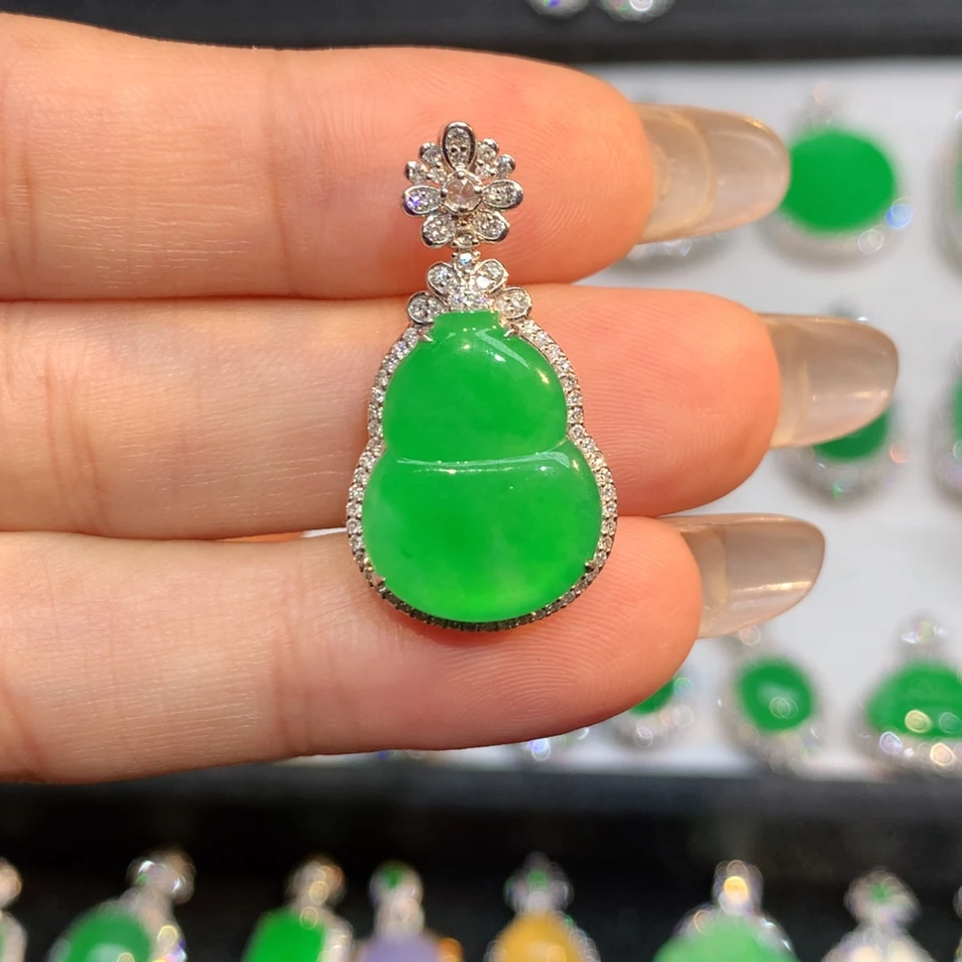 M***翻颈饰18K金镶嵌翡翠