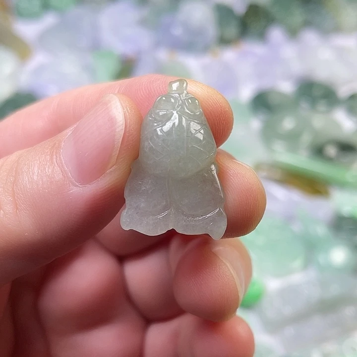 翡翠未镶嵌颈饰金鱼