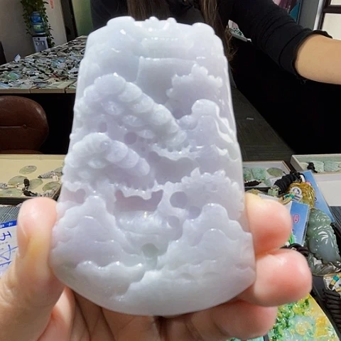 翡翠未镶嵌颈饰一个