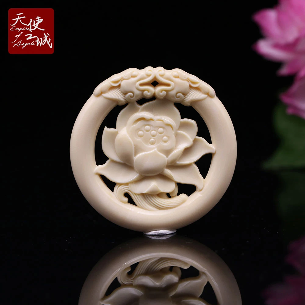天然猛犸象牙莲花圆牌满纹冰料镂空雕刻双龙有钱花吊坠
