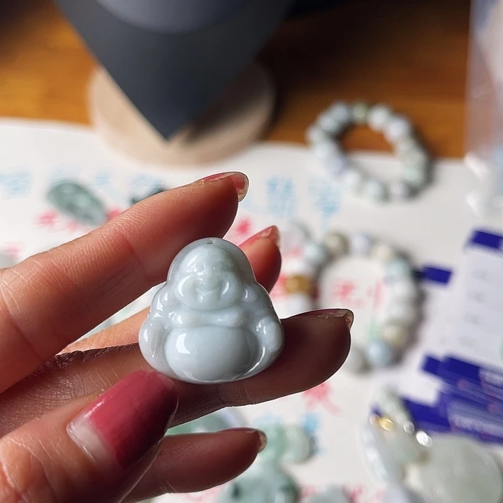 翡翠未镶嵌颈饰大肚佛