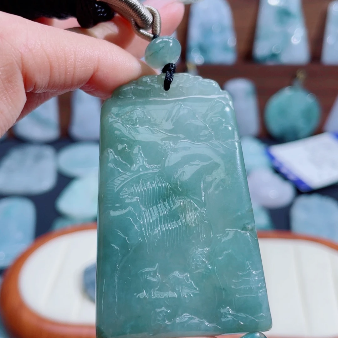 翡翠未镶嵌颈饰山水