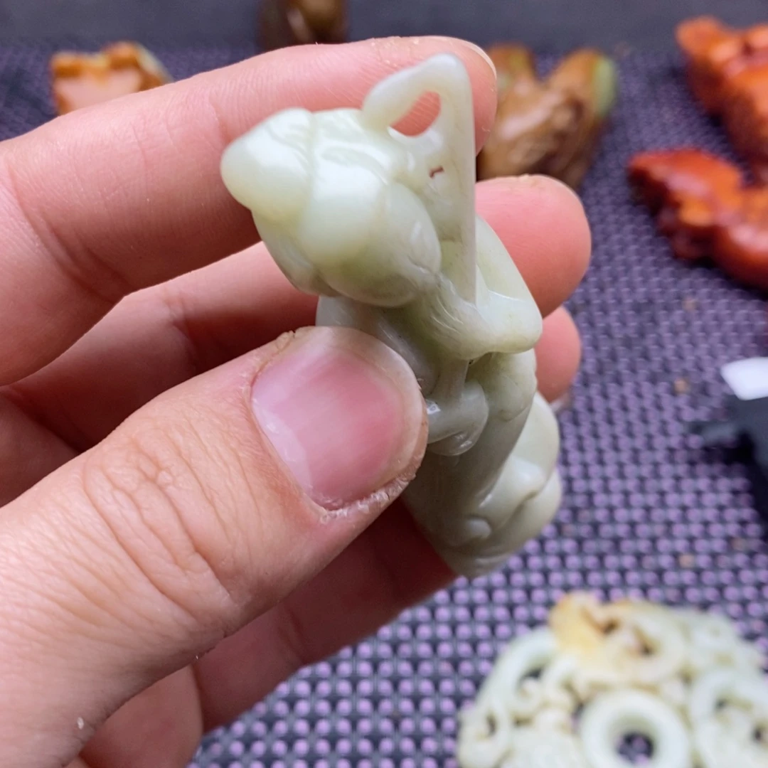 蛇纹石玉颈饰未镶嵌