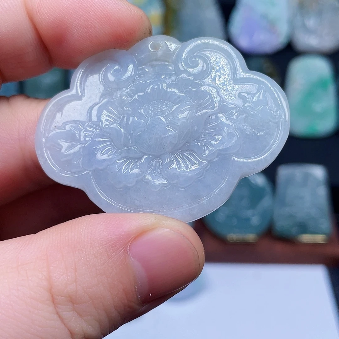 翡翠未镶嵌颈饰牡丹花