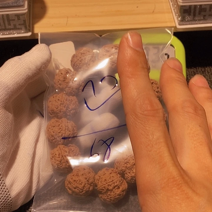 ᵔ***ᵔ吊坠金刚菩提在干嘛你吃饭吗