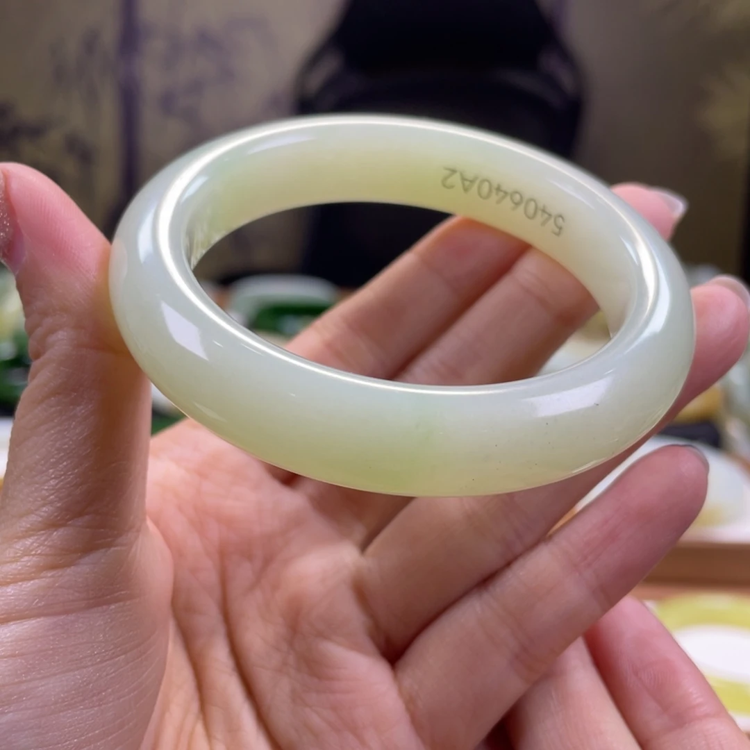 和田玉未镶嵌手镯54圈