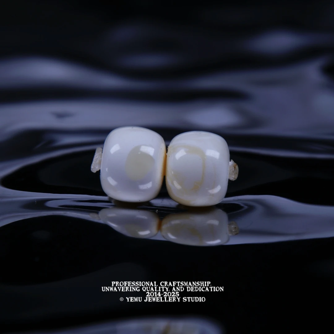 Z14(7.0mm)7毫米金漆白溶洞眼纹老型对珠 一物一拍 天然俄料蜜蜡