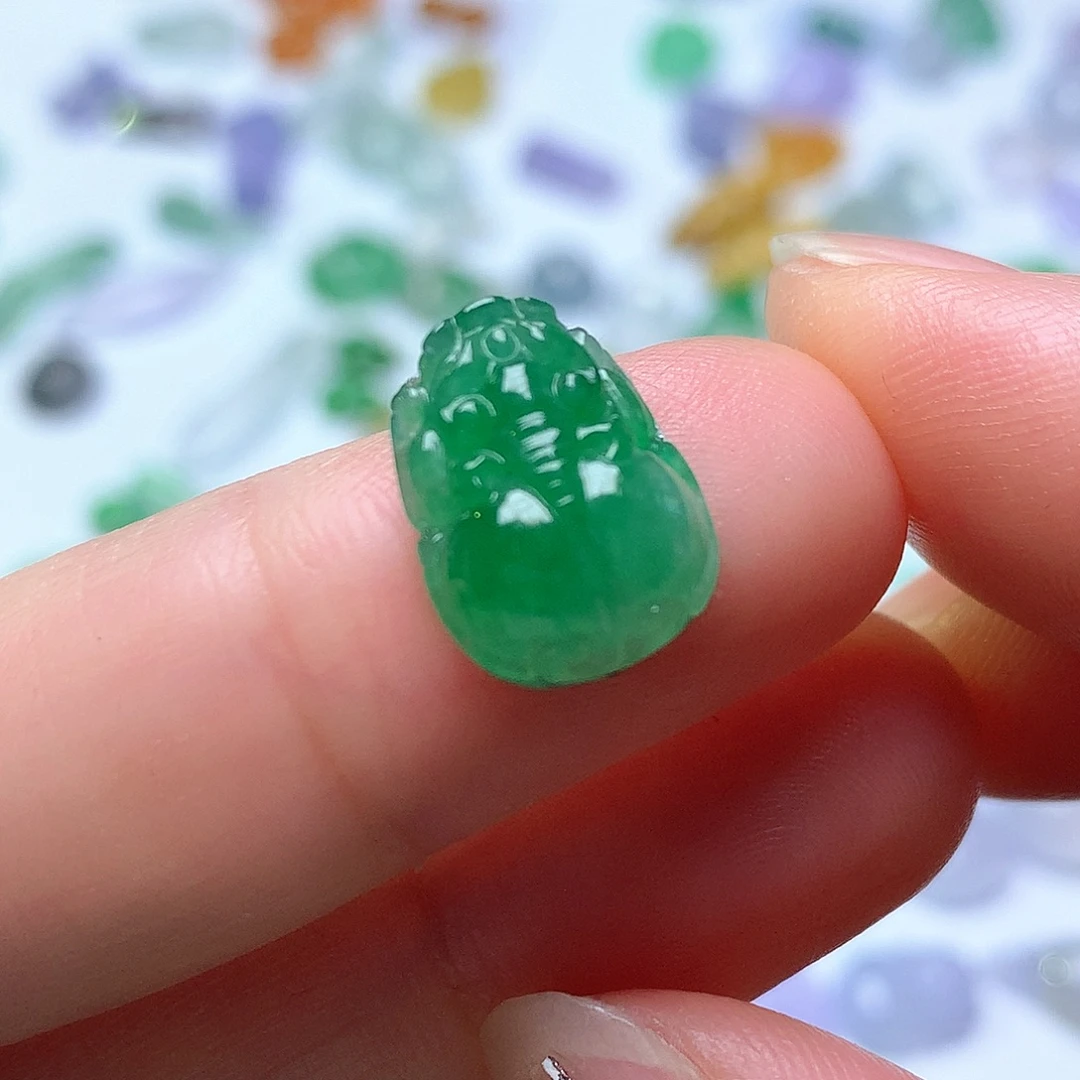 翡翠未镶嵌颈饰皮休