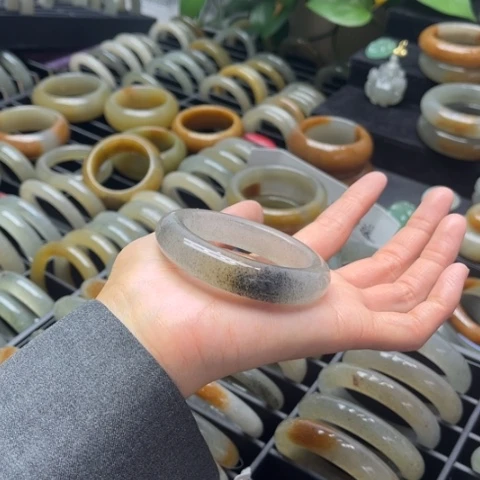 凉***亮石英质玉未镶嵌手镯