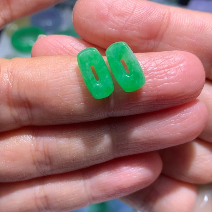 傲***梅定制翡翠未镶嵌翡翠